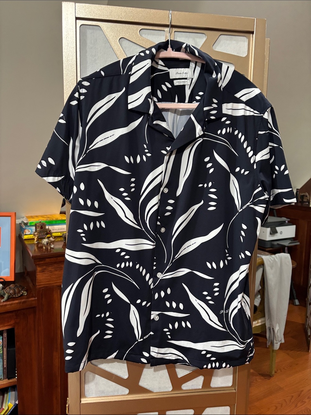 Men's Black & White Leaf-Print Short-Sleeve Button-Down Shirt